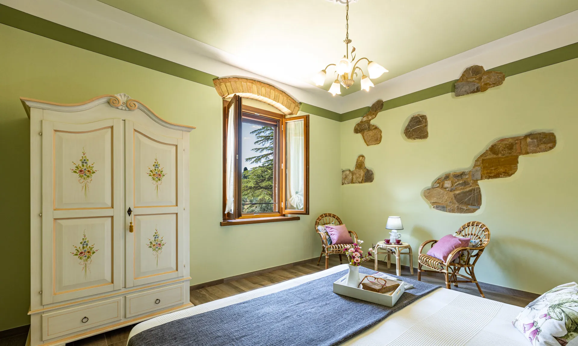 Camelia room with two single bed, wardrobe, sitting area and window at Tenuta di Macericca holiday farm