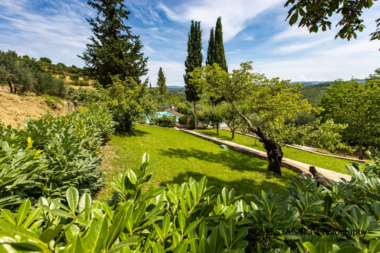 La piscina vista da cortile dell'agriturismo Tenuta di Macericca