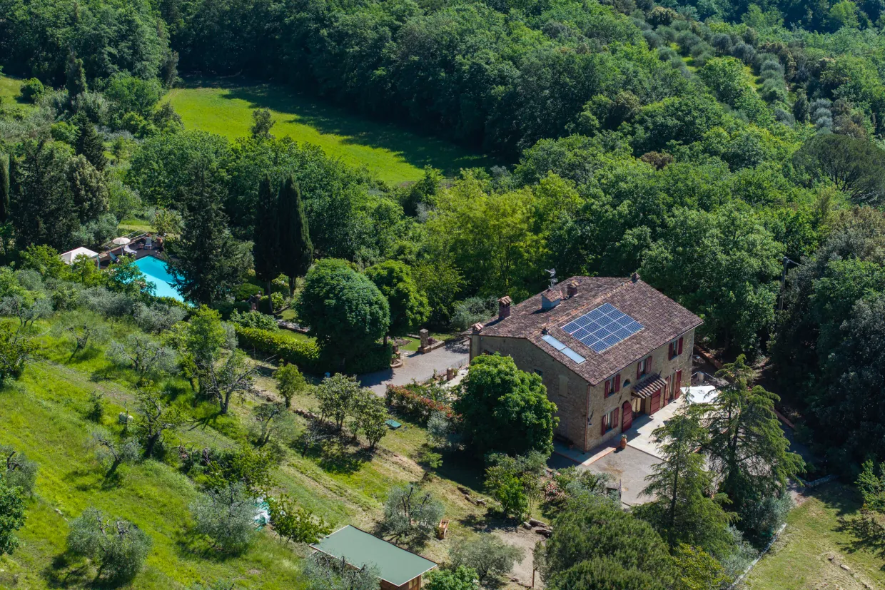 Vista aerea dell'agriturismo Tenuta di Macericca e della piscina