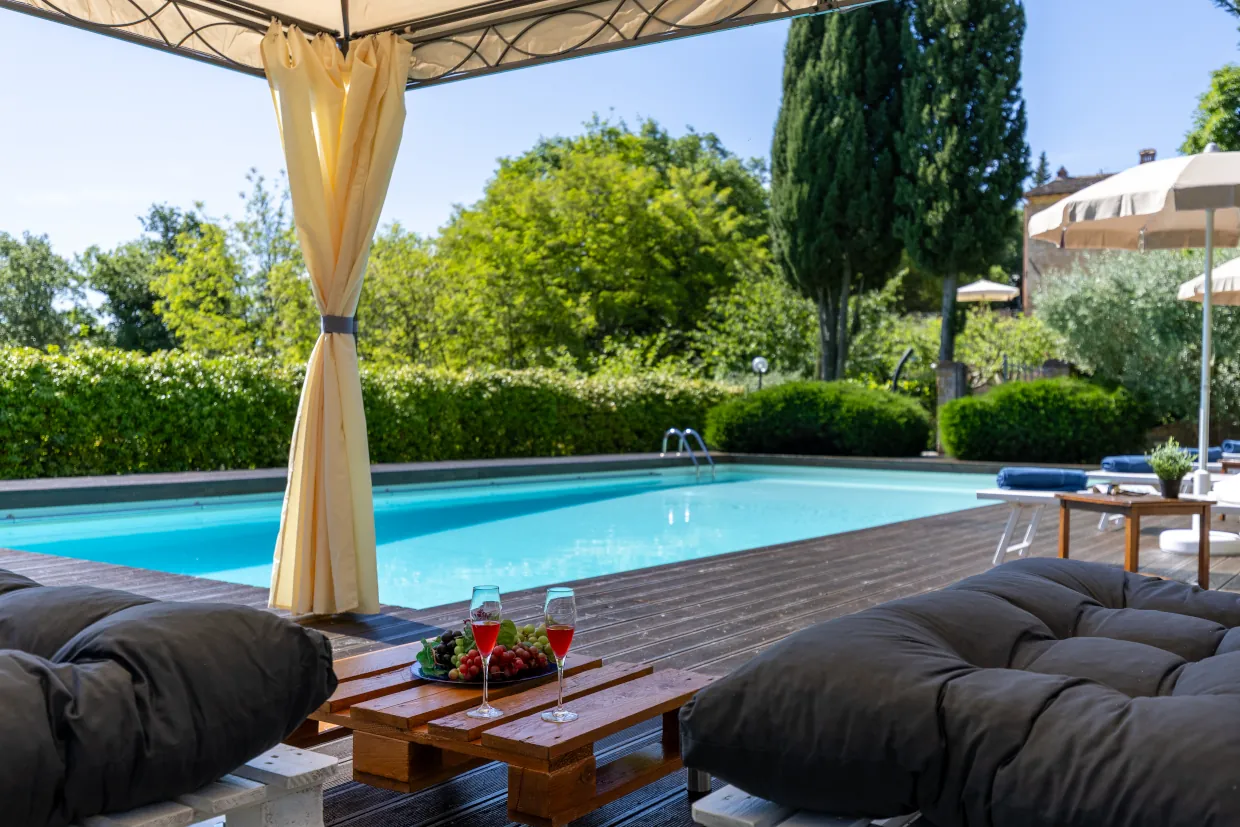 Piscina dell'agriturismo vista dal gazebo