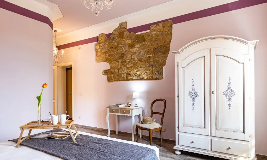 Lavanda room with desk and wardrobe details at Tenuta di Macericca holiday farm