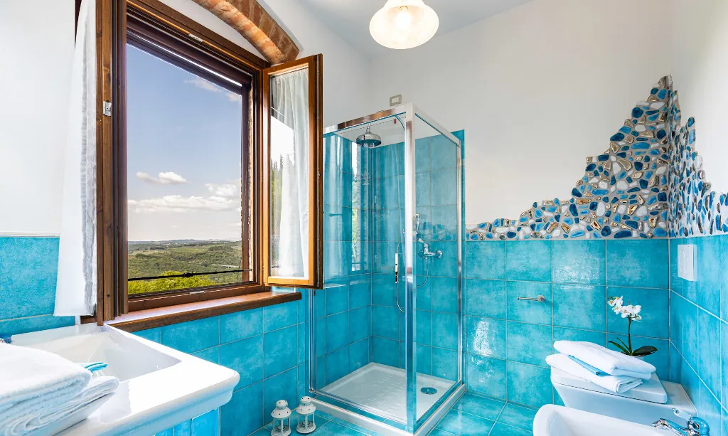 Bagno della camera Magnolia dell'agriturismo Tenuta di Macericca con vista sul panorama