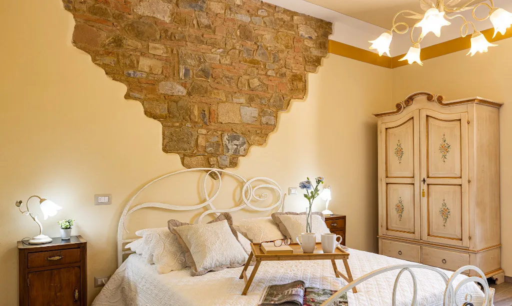 Mimosa room with double-bed, wardrobe and bedside tables at Tenuta di Macericca holiday farm