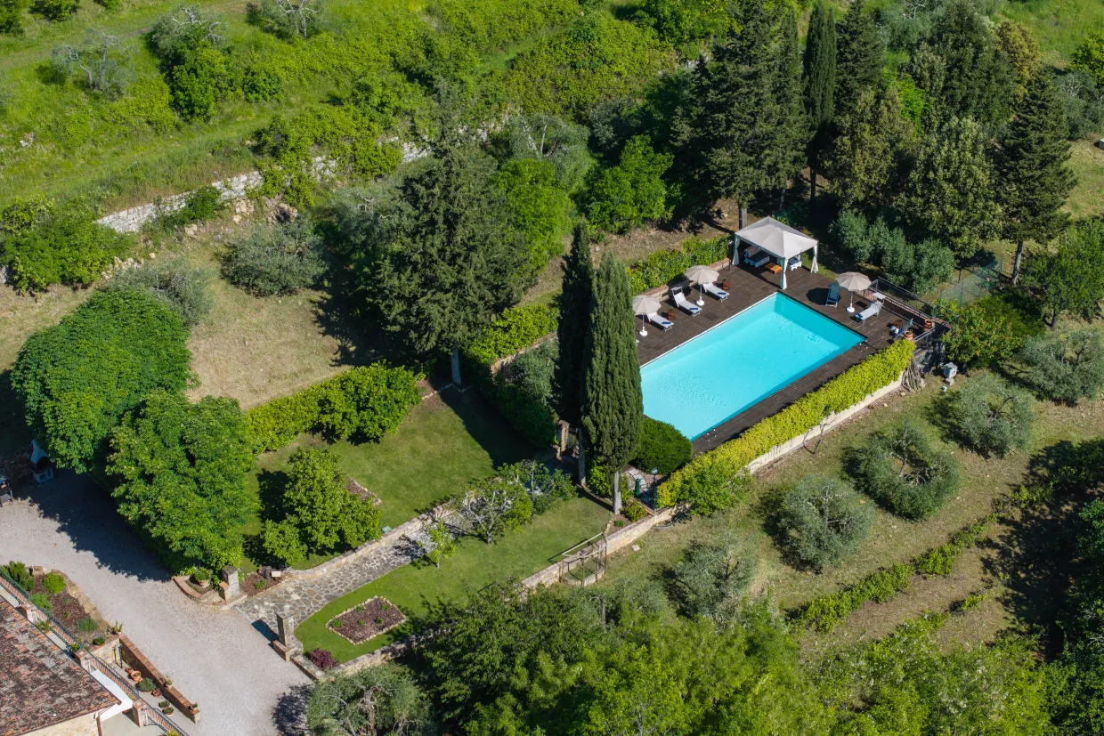Vista aerea della piscina dell'agriturismo Tenuta di Macericca